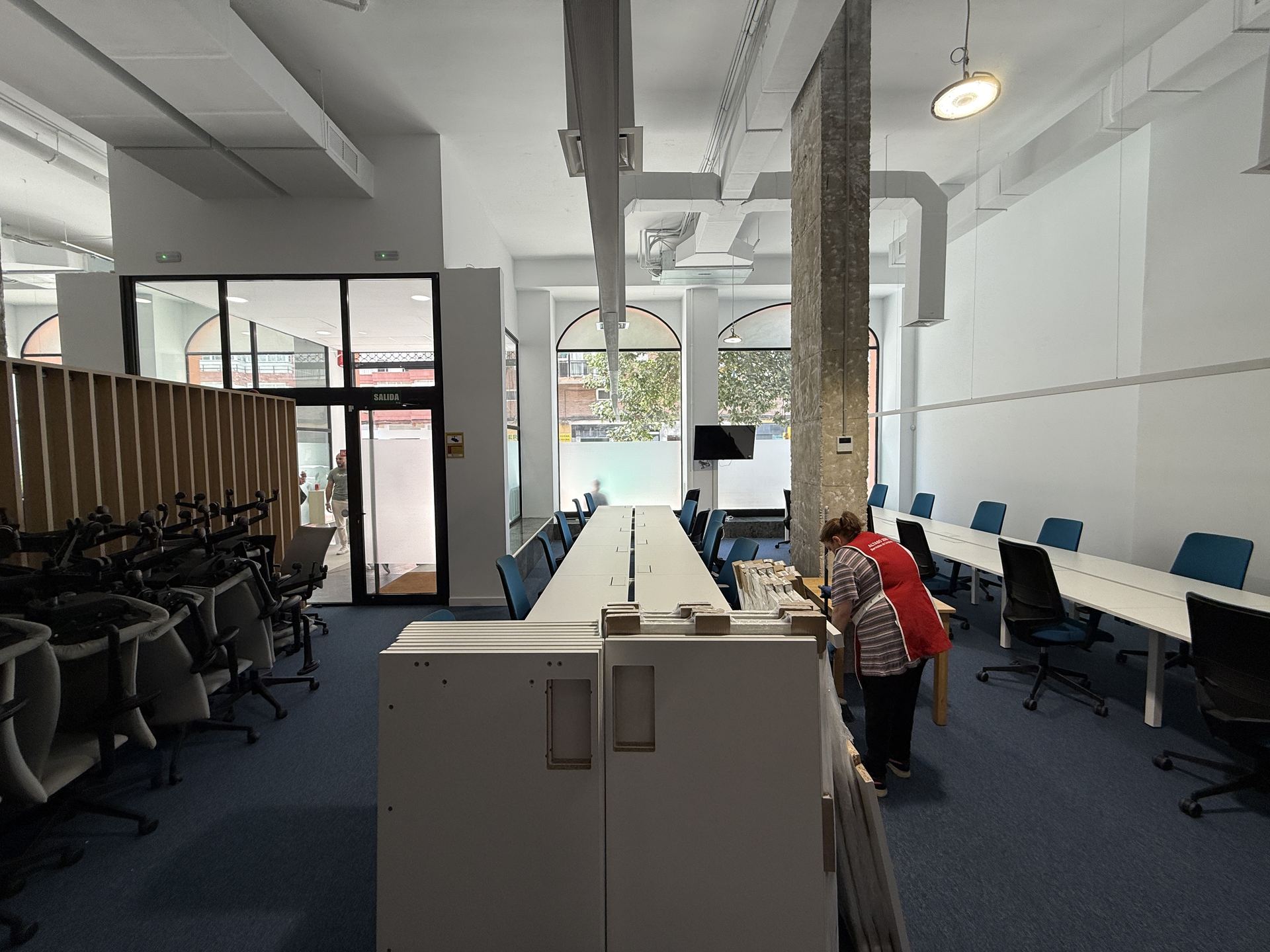 Open space con benching y alfombra azul