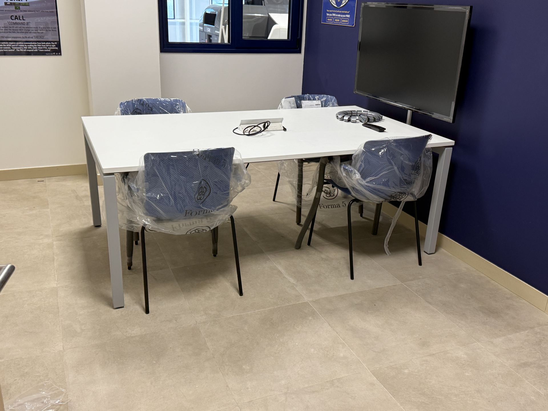 Sala de reuniones equipada con mobiliario nuevo