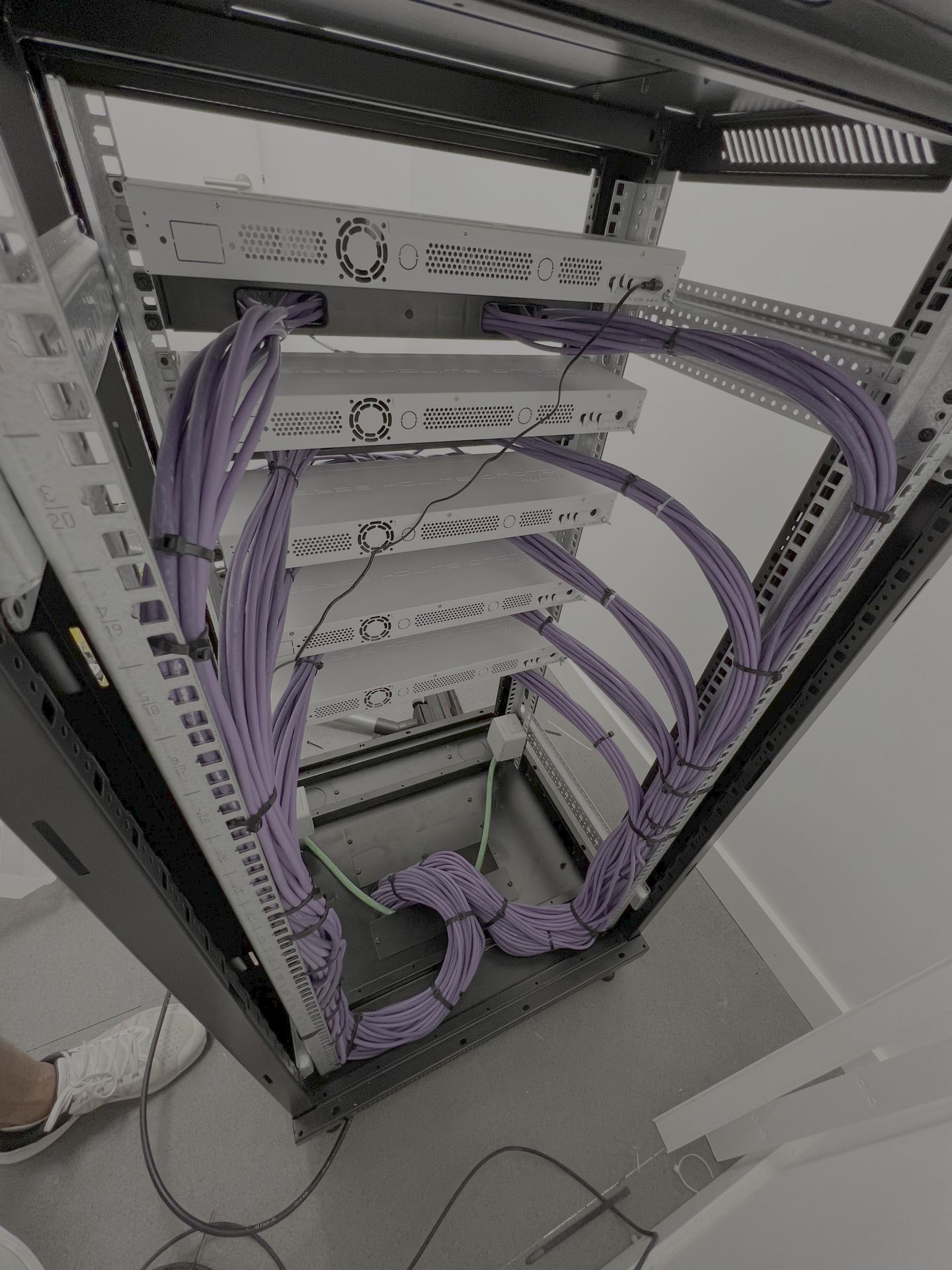 Instalación de cableado Cat6 en rack de oficina