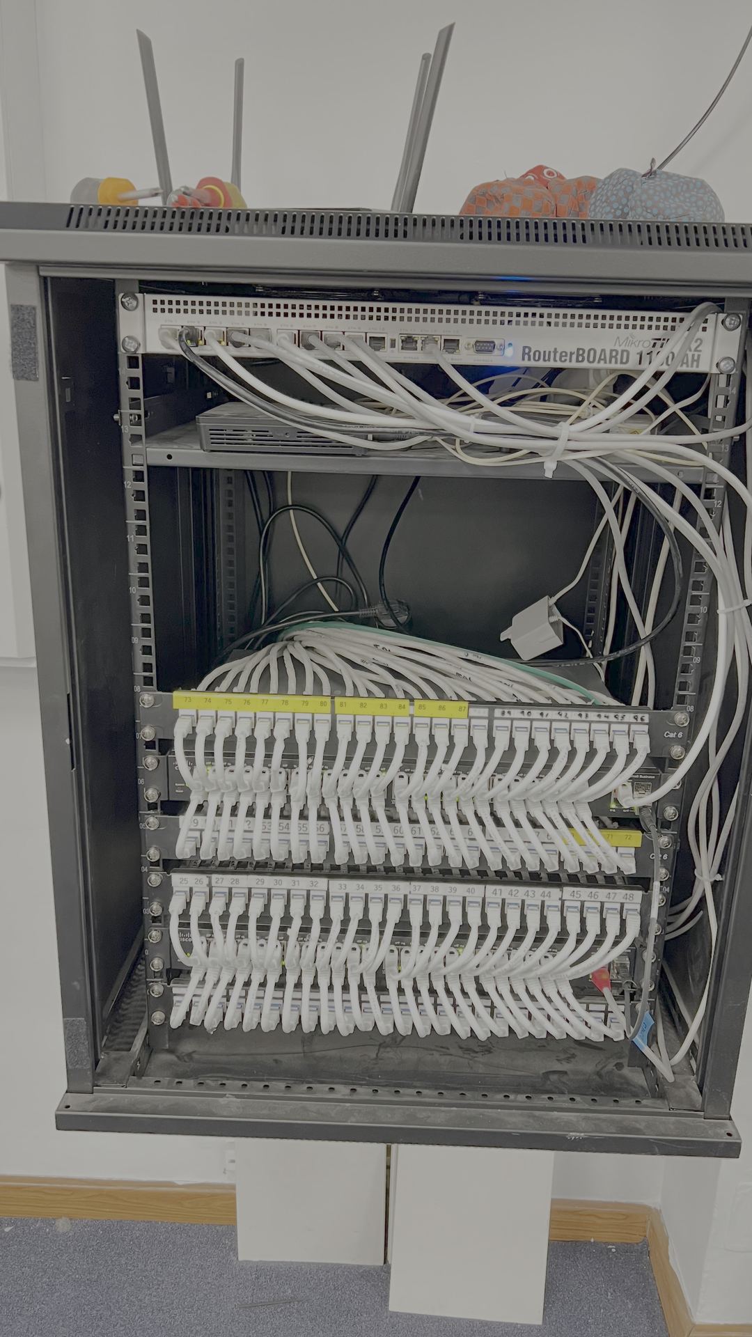 Rack con router y patchpanel en sala técnica